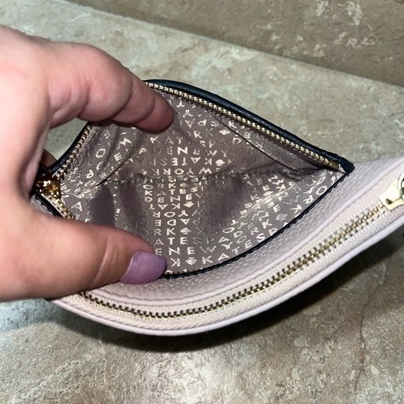 Kate Spade Pebbled Wristlet/Wallet Tinie Chester Street Almond/Black - Picture 1 of 8